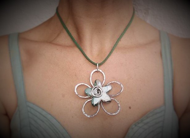 Collana in alluminio e ceramica